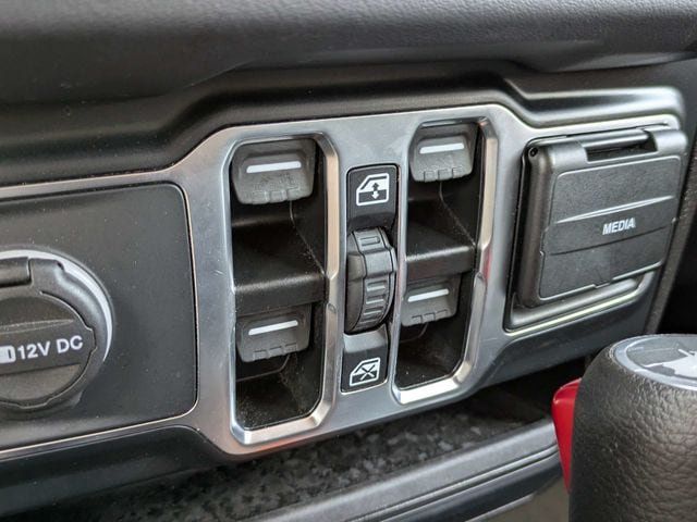 Used 2025 Jeep Wrangler Unlimited Sahara AWD/4WD image 22