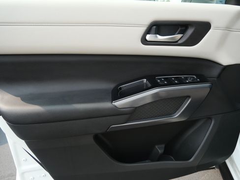 Used 2023 Nissan Pathfinder SL AWD/4WD image 13