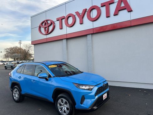 Used 2020 Toyota RAV4 LE image 1
