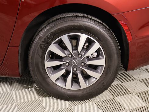 Used 2023 Chrysler Pacifica Touring-L image 18