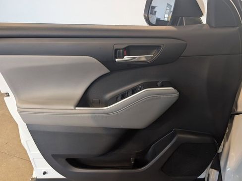 Used 2020 Toyota Highlander XLE image 11