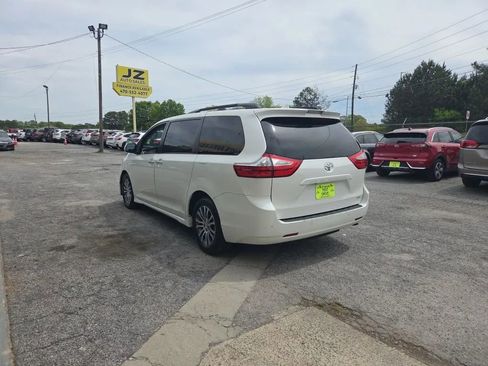 Used 2018 Toyota Sienna XLE w/ XLE Navigation Package image 7