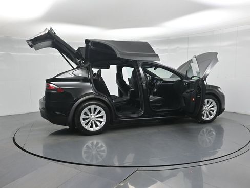 Used 2018 Tesla Model X 75D image 3