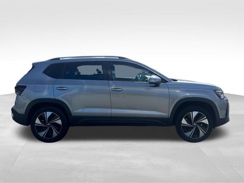 Used 2025 Volkswagen Taos SE AWD/4WD image 11