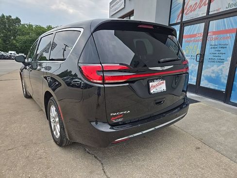 Used 2023 Chrysler Pacifica Touring-L FWD image 8