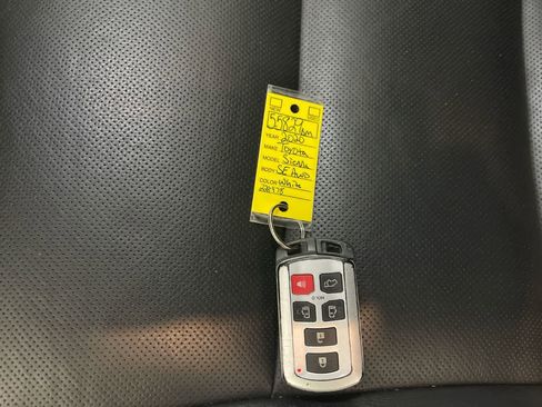 Used 2020 Toyota Sienna SE w/ SE Preferred Package image 34