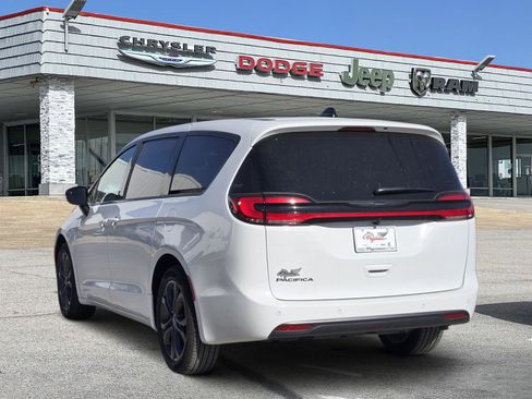 New 2026 Chrysler Pacifica Select image 4