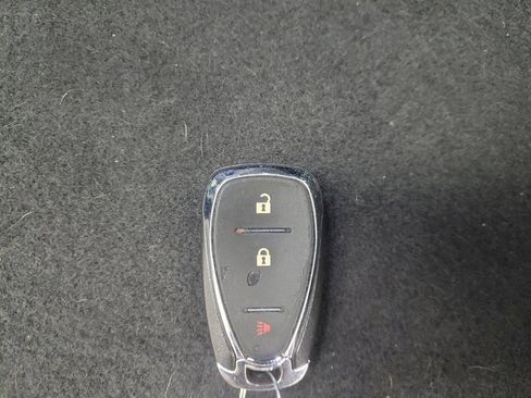 Used 2021 Chevrolet Equinox LS image 32