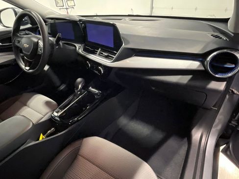 Used 2024 Chevrolet Trax LT FWD image 24