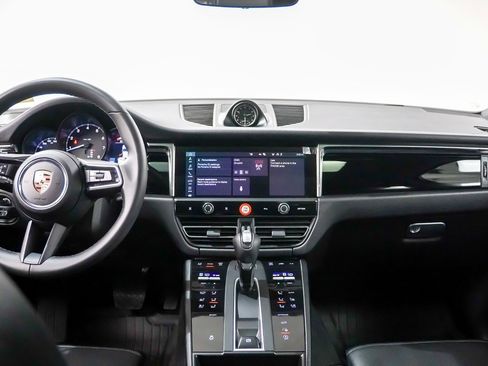 Used 2025 Porsche Macan image 21