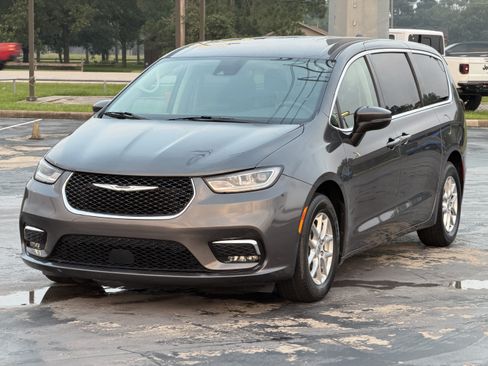 Used 2023 Chrysler Pacifica Touring-L FWD image 5