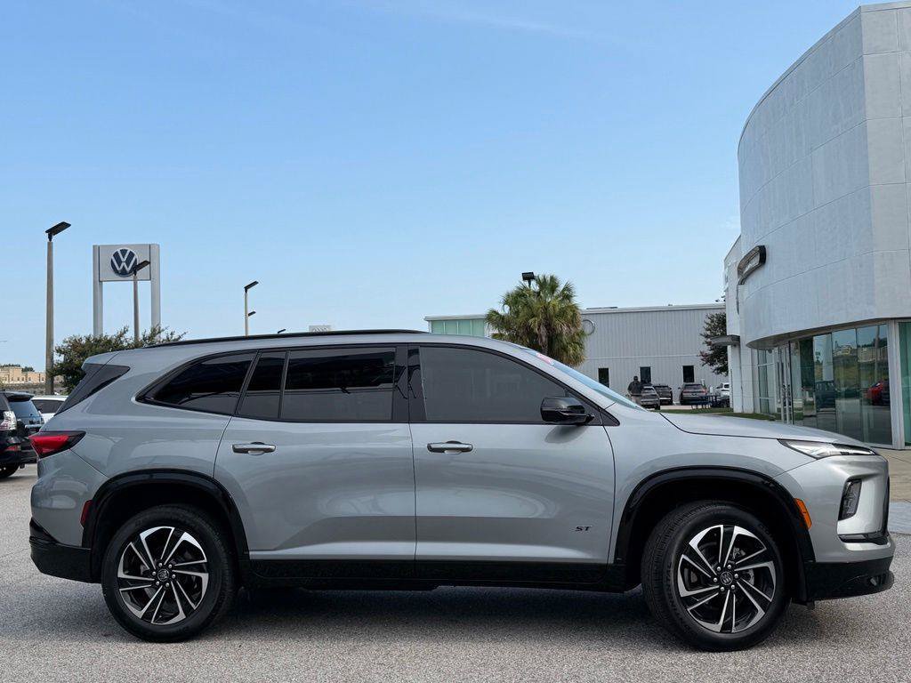 Used 2025 Buick Enclave Sport Touring FWD image 4