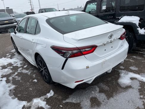 Used 2024 Toyota Camry SE image 10
