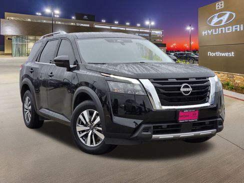 Used 2025 Nissan Pathfinder SL image 3