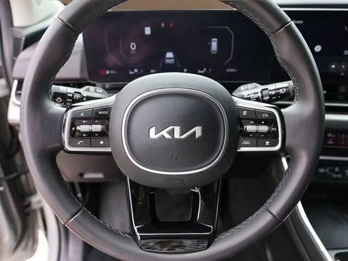 Used 2025 Kia Carnival SX FWD image 12