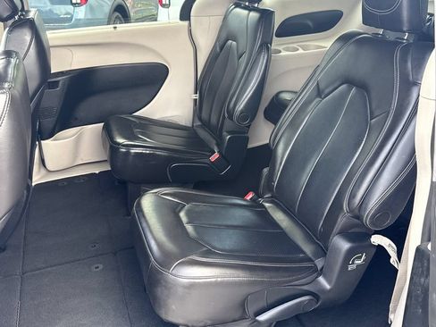 Used 2023 Chrysler Pacifica Touring-L FWD image 22