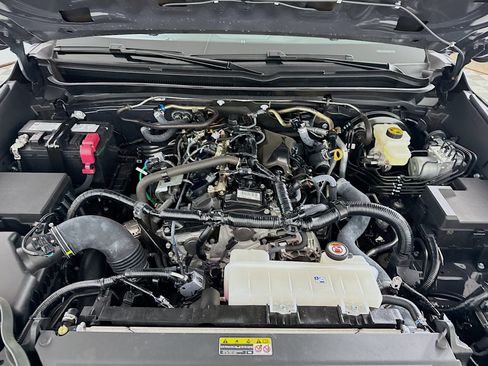 Certified 2025 Toyota Tacoma SR5 AWD/4WD image 10