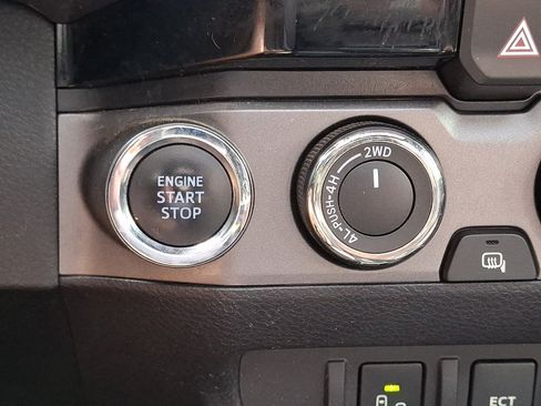 Used 2017 Toyota Tacoma TRD Off-Road AWD/4WD image 25