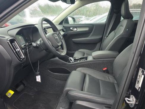 Used 2025 Volvo XC40 B5 Plus image 2