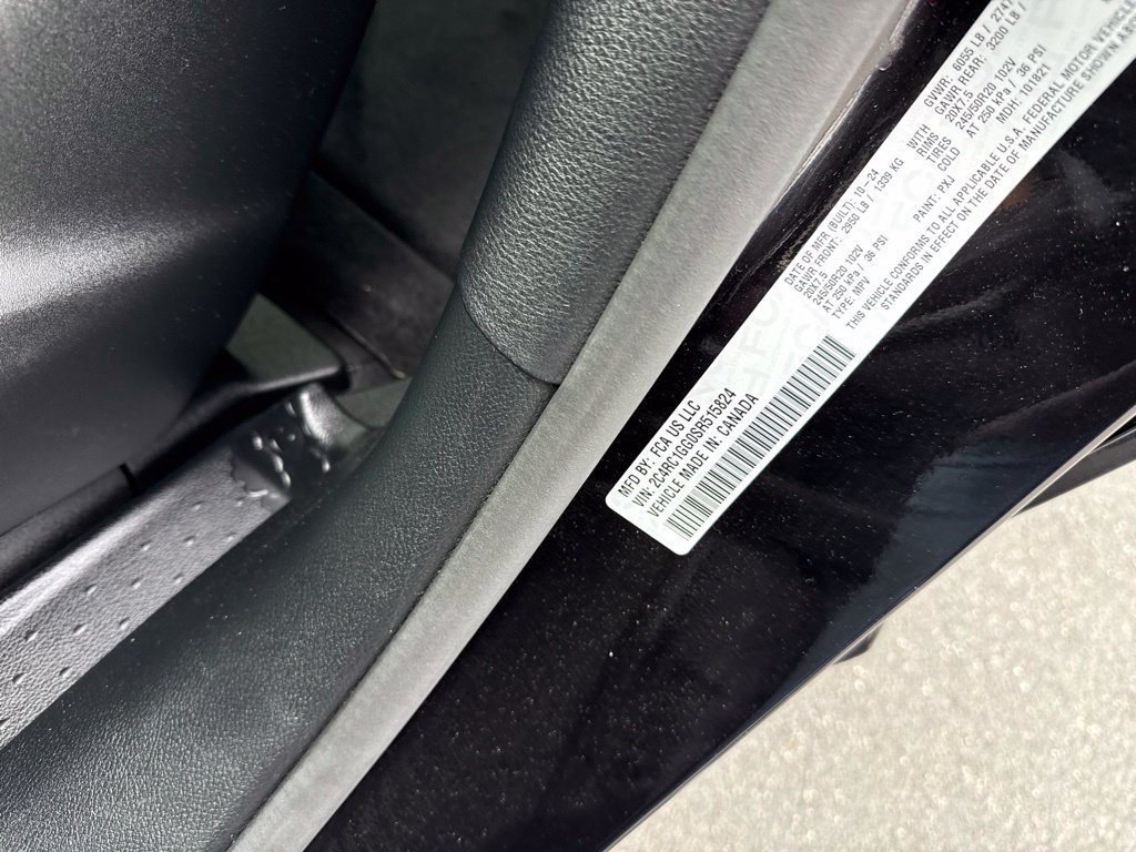 Used 2025 Chrysler Pacifica Limited FWD image 23