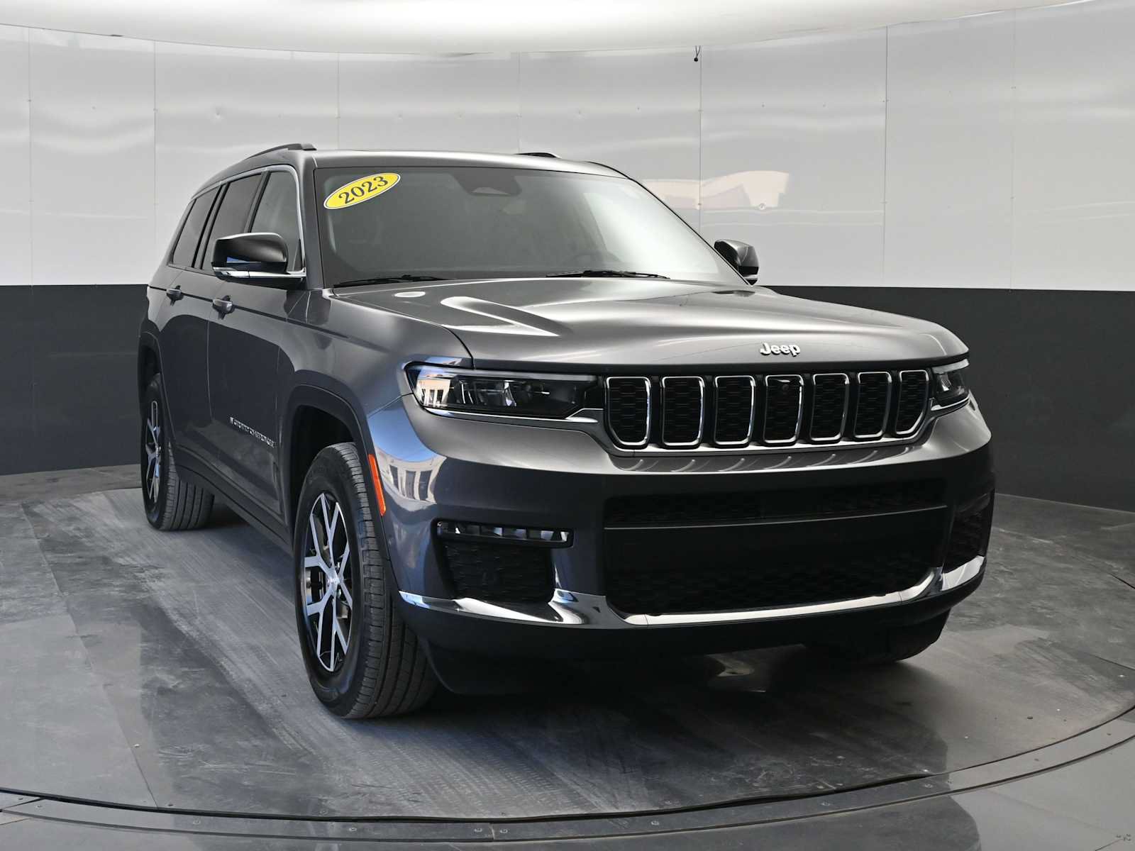 Used 2023 Jeep Grand Cherokee L Limited w/ Luxury Tech Group II AWD/4WD image 2