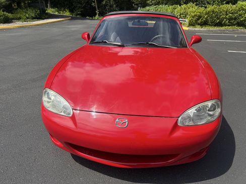 Used 2005 MAZDA MX-5 Miata RWD image 10
