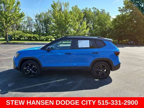 Used 2025 Volkswagen Taos SE AWD/4WD image 1