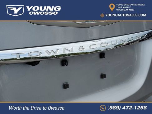Used 2016 Chrysler Town & Country Touring-L FWD image 35