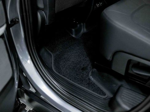 Used 2023 Land Rover Defender 130 SE image 46