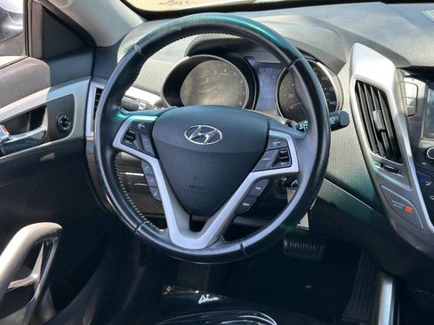 Used 2017 Hyundai Veloster FWD image 17