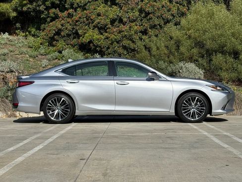 Certified 2025 Lexus ES 300h w/ Premium Package image 10