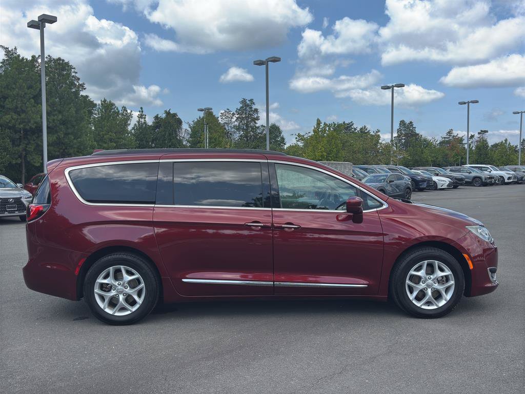 Used 2017 Chrysler Pacifica Touring-L w/ Tire & Wheel Group FWD image 8