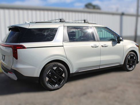 New 2026 Kia Carnival EX FWD image 10