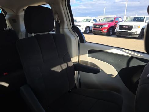 Used 2013 Chrysler Town & Country Touring image 16