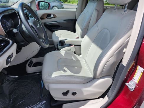 Used 2018 Chrysler Pacifica Touring-L w/ Premium Audio Group FWD image 22
