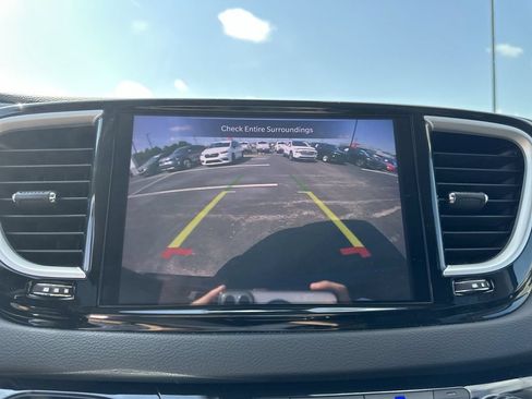 Used 2023 Chrysler Pacifica Touring-L FWD image 23
