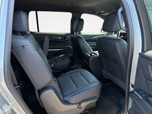 Used 2025 Chevrolet Traverse LT FWD image 18
