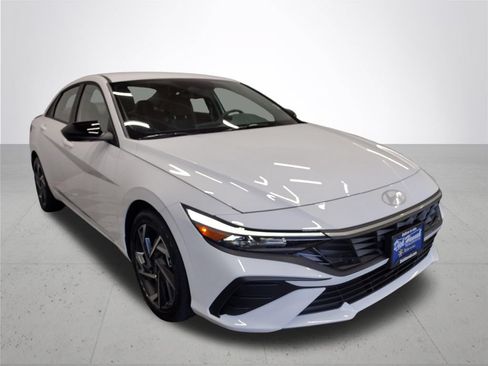 Used 2025 Hyundai Elantra Sport FWD image 5
