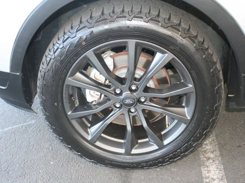 Used 2018 Ford Explorer XLT w/ Equipment Group 202A AWD/4WD image 10