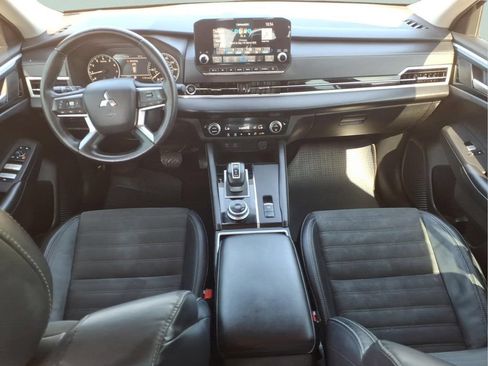 Used 2023 Mitsubishi Outlander SE FWD image 16