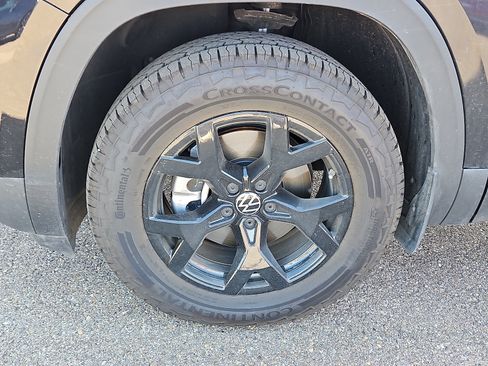 Used 2024 Volkswagen Atlas Peak Edition SEL AWD/4WD image 2