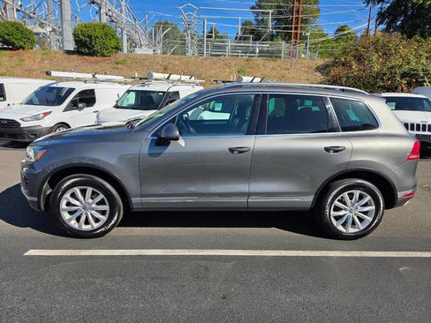 Used 2015 Volkswagen Touareg Sport image 4