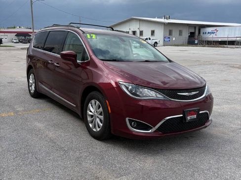 Used 2017 Chrysler Pacifica Touring-L FWD image 2