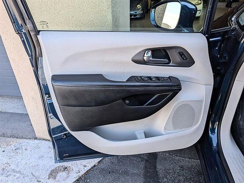 Used 2022 Chrysler Pacifica Touring-L w/ Uconnect Theater Family Group FWD image 18