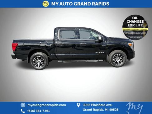 Used 2024 Nissan Titan SV w/ SV Convenience Package image 2