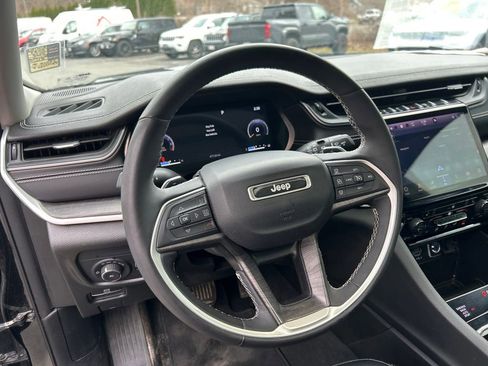 Used 2023 Jeep Grand Cherokee L Limited w/ Black Appearance Package image 39