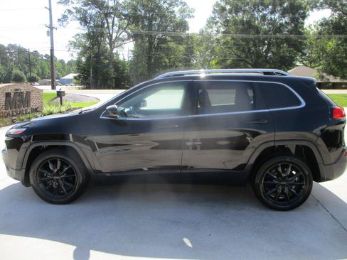 Used 2017 Jeep Cherokee Limited w/ Luxury Group FWD image 25