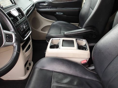 Used 2013 Chrysler Town & Country Touring FWD image 16