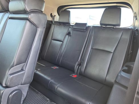Used 2023 Toyota Highlander XLE AWD/4WD image 16