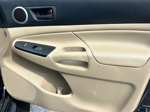 Used 2014 Toyota Tacoma PreRunner w/ SR5 Package image 11